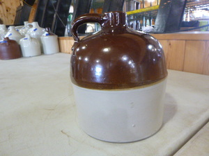 lot 17 image: Vintage 1 Gallon Stoneware Beehive Jug