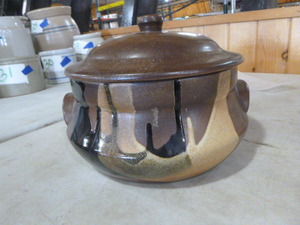 lot 34 image: Vintage Pottery Crafted BeanCasserole Pot with Lid