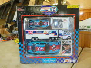 lot 47 image: Racing Champions Richard Petty #43 1992 Fan Appreciation Tour Set