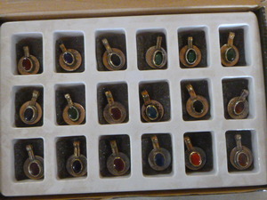 lot 78 image: 18 Vintage Pendants