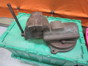 lot 170-A image: 6 Heavy Duty Bench Vise