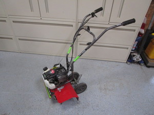lot 14 image: Earthquake 4 cycle Tiller