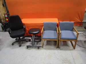lot 63 image: (4) Chairs