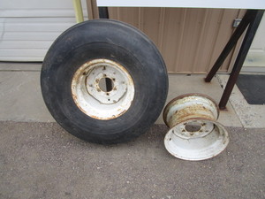 lot 175 image: 11.00-16 8ply Tractor Tire & Wheels