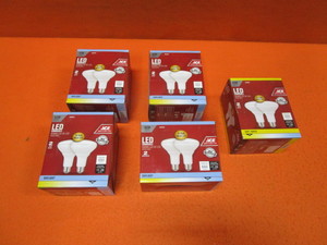 lot 239 image: LED Dimmable Can Bulbs