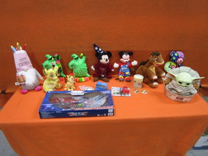 lot 298 image: Disney Items & Misc