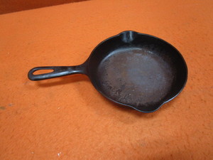 lot 317 image: Griswold No. 3 Cast Iron Skillet
