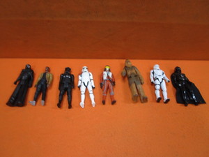 lot 319 image: 12 Star Wars Action Figures