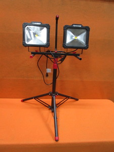 lot 323 image: Husky Tri-Pod Shop Light