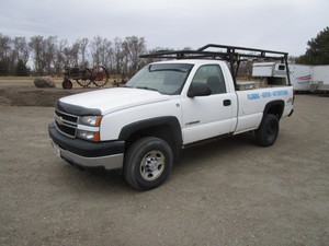 lot 3 image: 2006 Chevrolet 2500HD 4X4 Pickup wLadder Rack & Tool Box