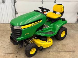 lot 11 image: John Deere X300 Lawn Tractor