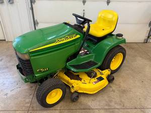 lot 5 image: John Deere GT235 Lawn Tractor