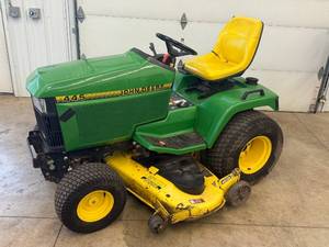 lot 7 image: John Deere 445 Garden Tractor