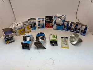 lot 9 image: Large Lot of Lightbulbs