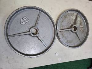 lot 24 image: A Pair of 45LB 2 Inch Weight Plates ( Used)