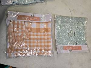 lot 46 image: Garden Gift Set - 1 Pair Adult gardening gloves and apron (New)