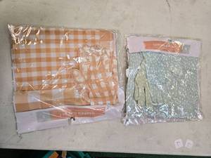 lot 47 image: Garden Gift Set - 1 Pair Adult gardening gloves and apron (New)