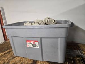 lot 100 image: Lots of bedsheets plus tote