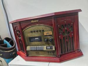 lot 116 image: Lot of Radion, CD, and Vinyl (3-IN-1) Record Player (Used)