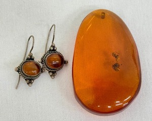 lot 38G image: Large Amber Bead and Pair of Sterling and Amber Earrings