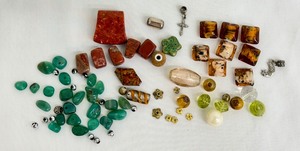 lot 33G image: Assorted Stone and Glass Beads