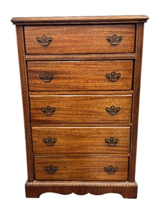 lot 52H image: Vintage Chest of Drawers