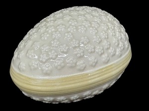 lot 19K image: Vintage Belleek Porcelain Daisy Pattern Egg High 6th Period 0857