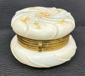 lot 88T image: Antique Victorian Wavecrest Dresser Box