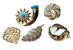 lot 58R image: Assorted Vintage Brooches including Vintage Crown Trifari Brooches and a Vintage Coro Brooch