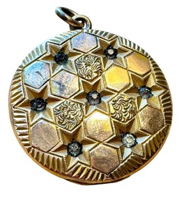 lot 20RR image: Antique Gold Filled Locket