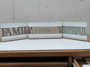 lot 7 image: Set of 3 Decor Signs - Welcome, Grateful, Family