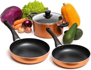 lot 6 image: Moss & Stone 4 pc Cookware Set