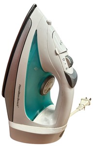 lot 437 image: Hamilton Beach retractable cord steam iron