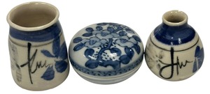 lot 268 image: Blue and White Porcelain Sake cup 2, Chinese Qing Dynasty porcelain box and cover, 1.25, Desktop Porcelain Vase 2.25