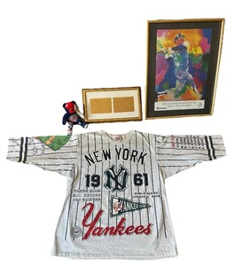 lot 24 image: New York Yankees Bundle