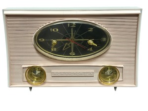 lot 164 image: RCA Victor Model 3RD50 AM radio with a built-in clock