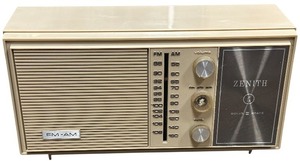 lot 449 image: vintage Zenith model Z412W AMFM table radio