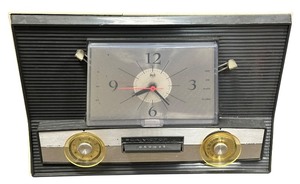 lot 145 image: vintage RCA Victor Model 3-RD-69 tube radio alarm clock