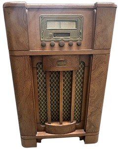 lot 040 image: Thomas Collectors Edition Floor Radio IT WORKS )