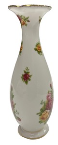 lot 062 image: Royal Albert, Old Country Roses Bud Vase 7 12 Tall Bone China England