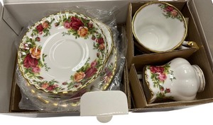 lot 061 image: Royal Albert Old Country Roses 8 Piece Tea Sea
