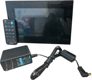 lot 075 image: Sony DPF-D70 digital photo frame, remote and power adapter