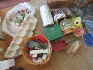 lot 9 image: Christmas ornaments and decor plus ...
