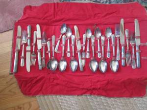 lot 12 image: Silver-plated flatware in felt line...