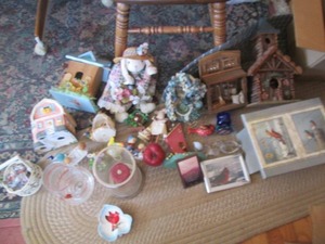 lot 22 image: Birdhouses, tabletop fountain, Bird...