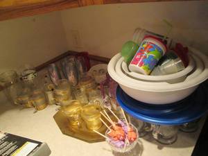 lot 32 image: Lot of collectible glassware plus l...