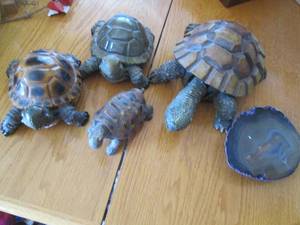 lot 36 image: Turtle figurines and geode style ro...