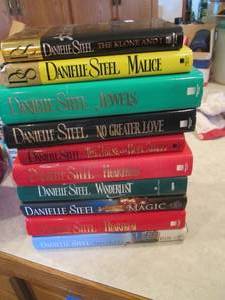 lot 39 image: Stack of assorted Danielle Steel No...