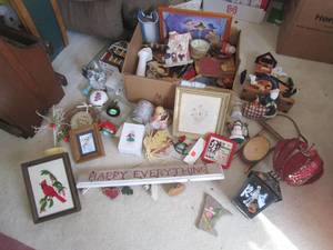 lot 49 image: Lot of assorted seasonal and househ...