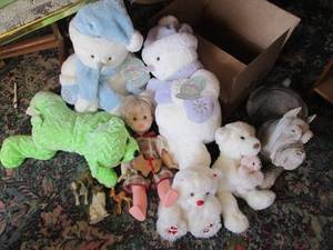 lot 58 image: Stuffed snowman and other plush wit...